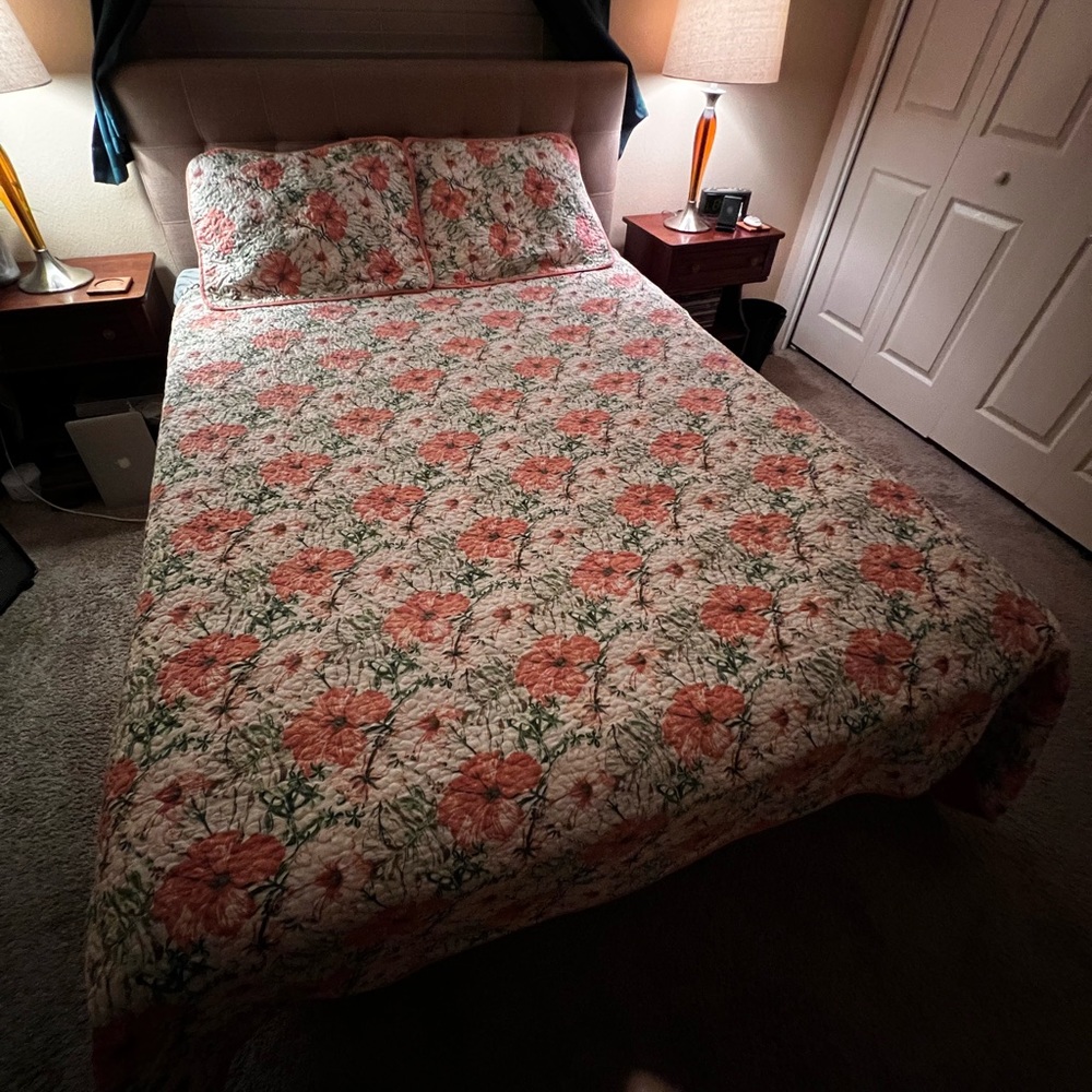 Vintage Double/Queen Coverlet-Reversible Floral/plain-Great condition-Rare